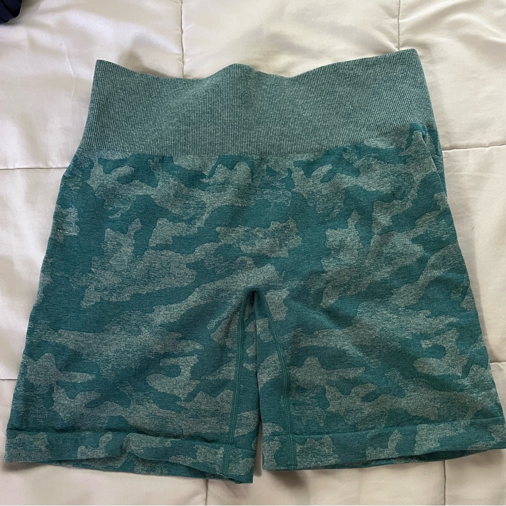 ✨SOLD✨NVGTN Blue Camo Seamless Shorts